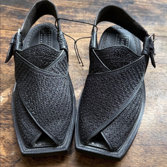 Black Textured Sandals made of genuine leather and recycled tires men’s size 7 main image 4
